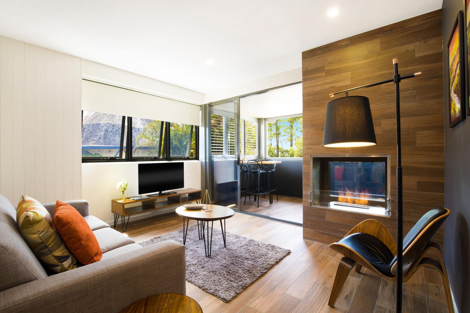Altitude On Монтвил Екстериор снимка A living room with a fireplace