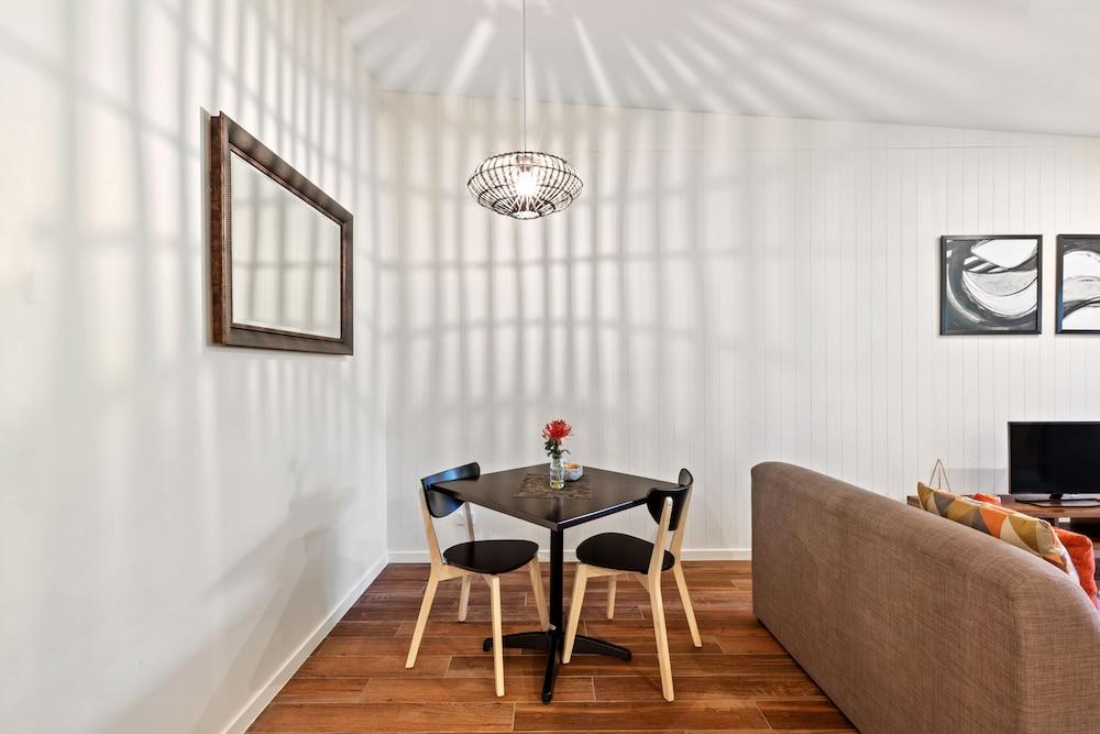 Altitude On Монтвил Екстериор снимка A dining room