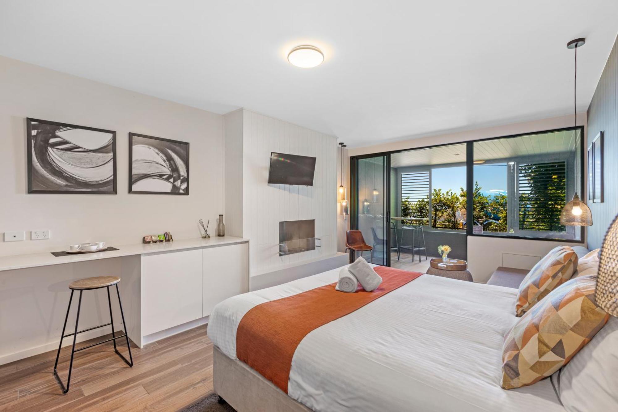 Altitude On Монтвил Екстериор снимка A bedroom at the Mantra on Lake