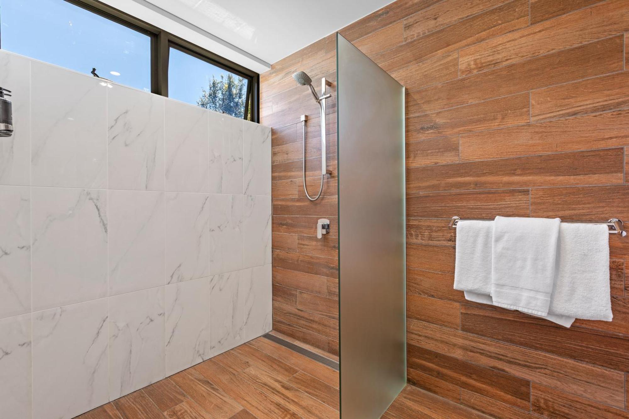 Altitude On Монтвил Стая снимка A shower with a fixed shower head and handheld shower head