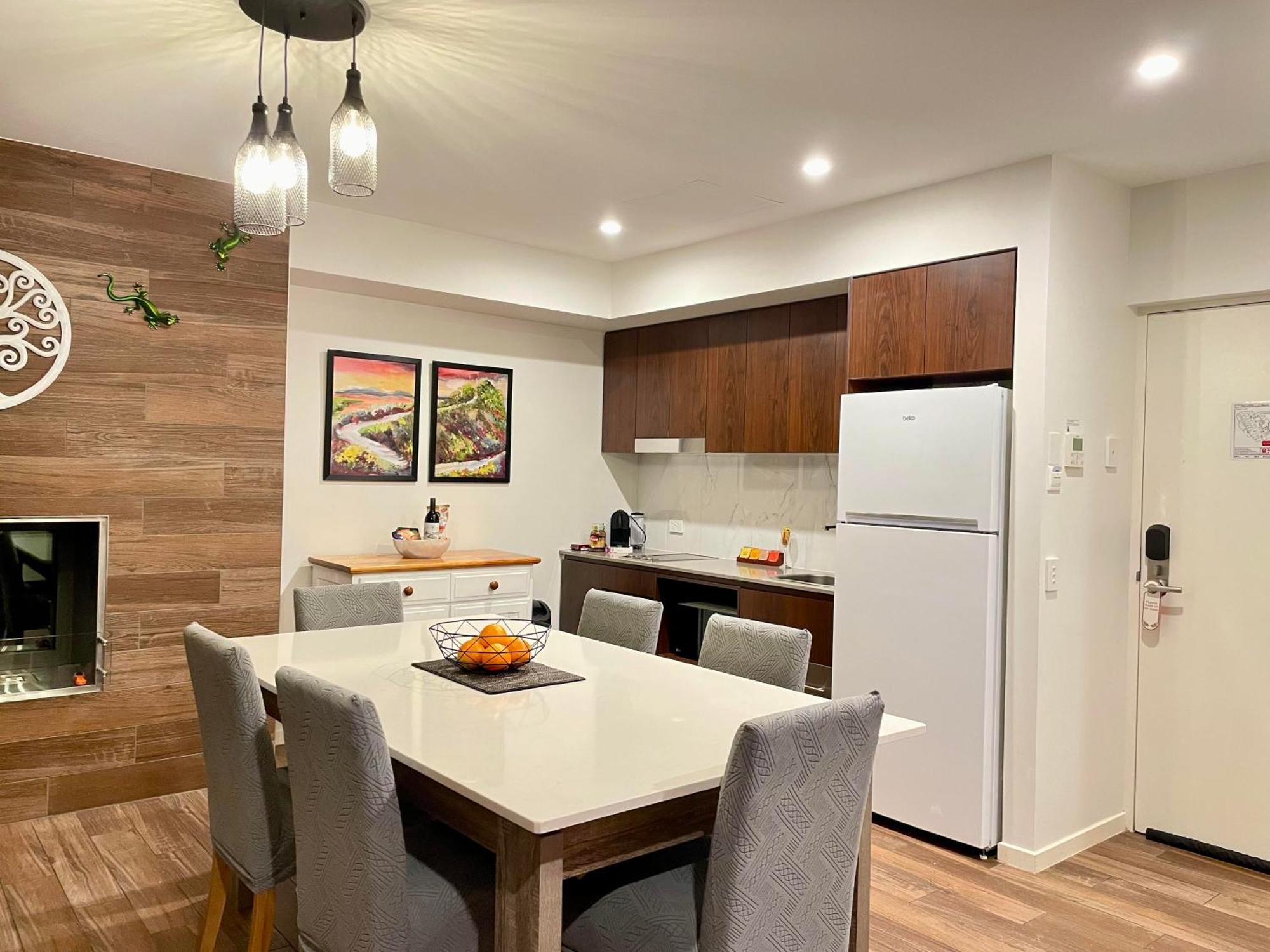 Altitude On Монтвил Стая снимка A kitchen in a serviced apartment