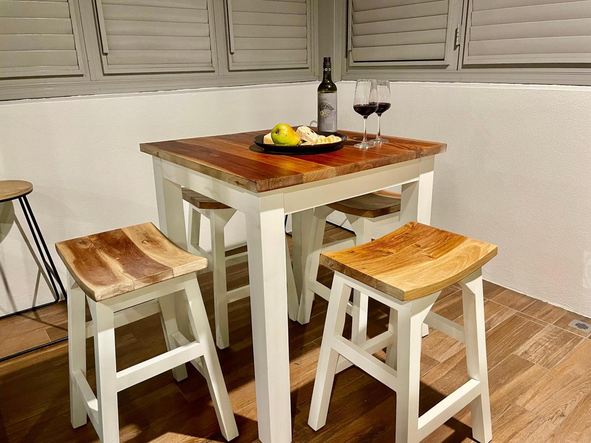 Altitude On Монтвил Стая снимка A bar table with bar stools