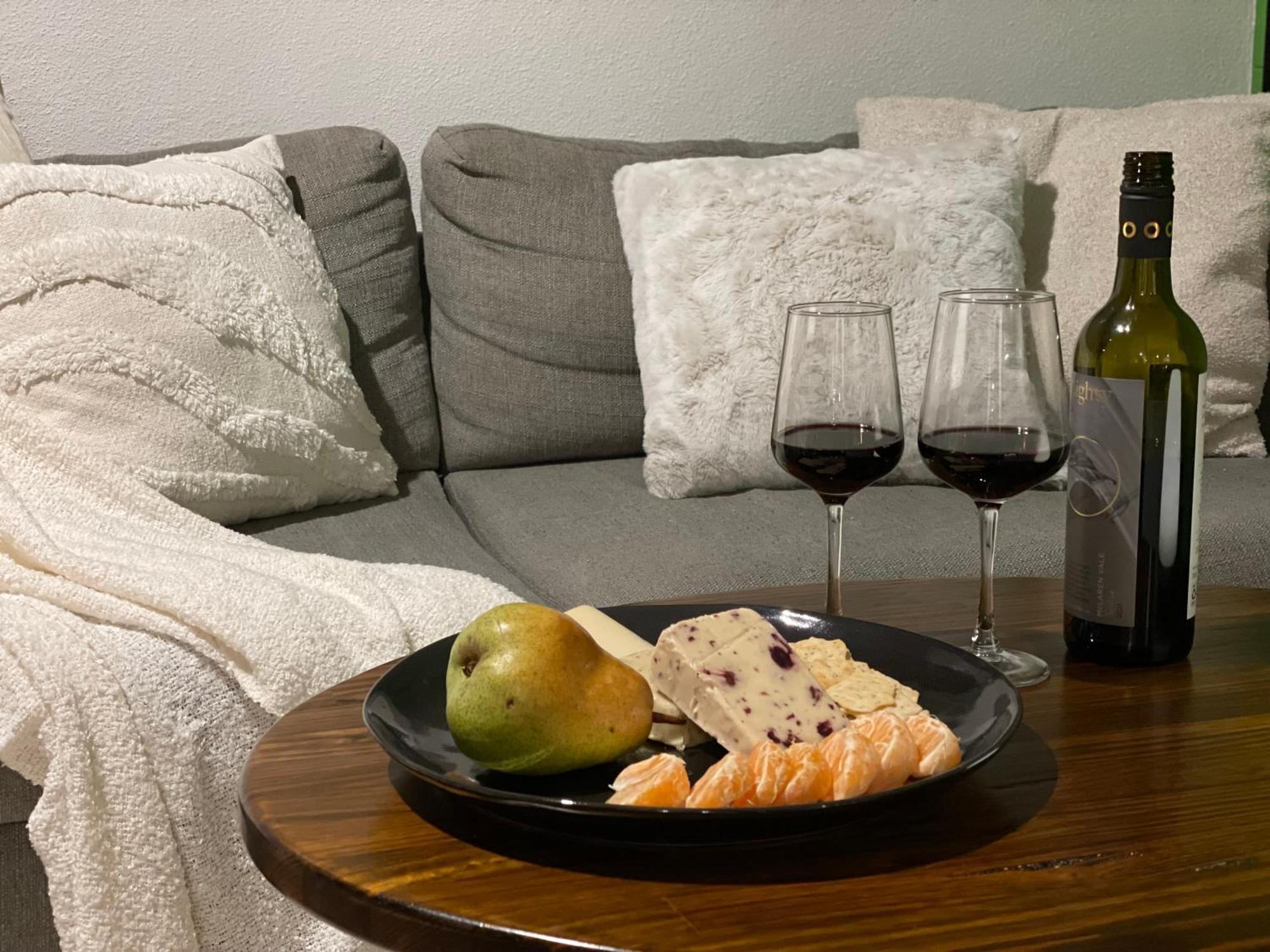 Altitude On Монтвил Стая снимка A wine and cheese pairing