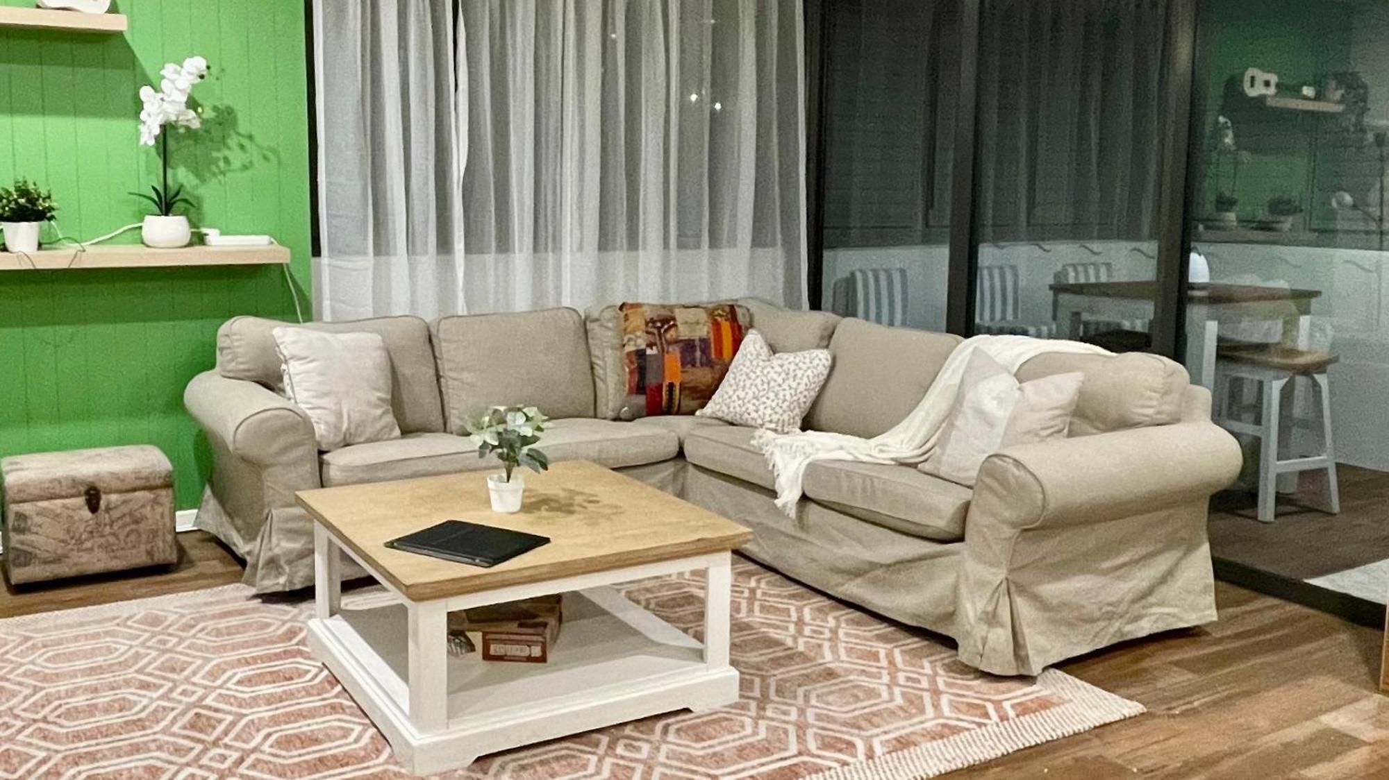 Altitude On Монтвил Стая снимка A living room with a sofa and a coffee table