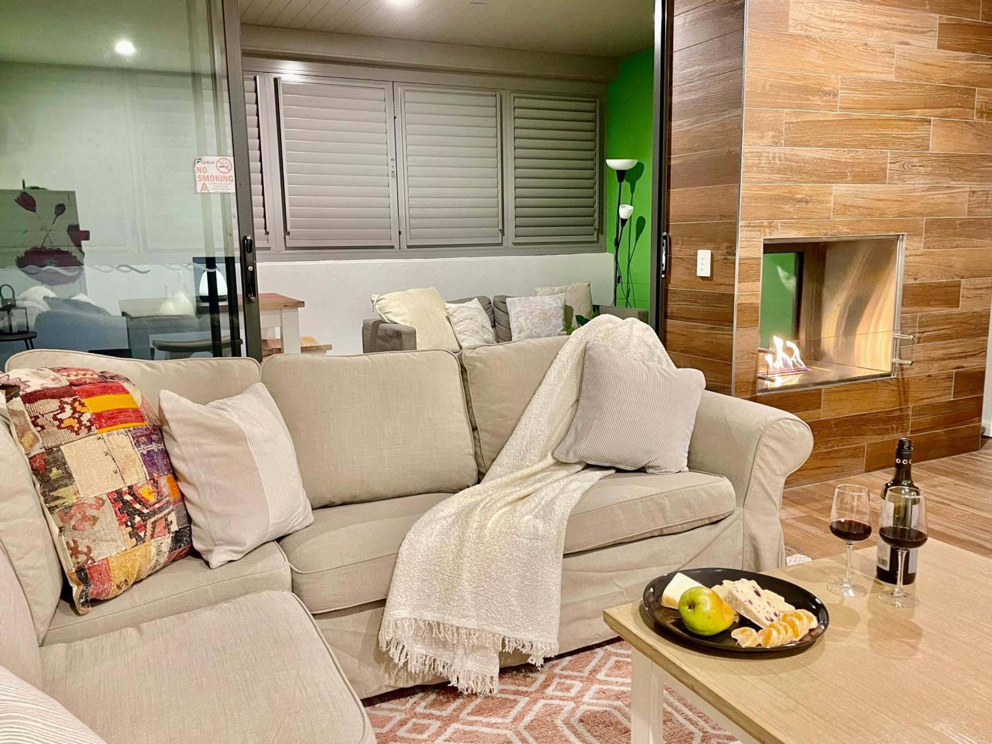 Altitude On Монтвил Стая снимка A living room with a fireplace