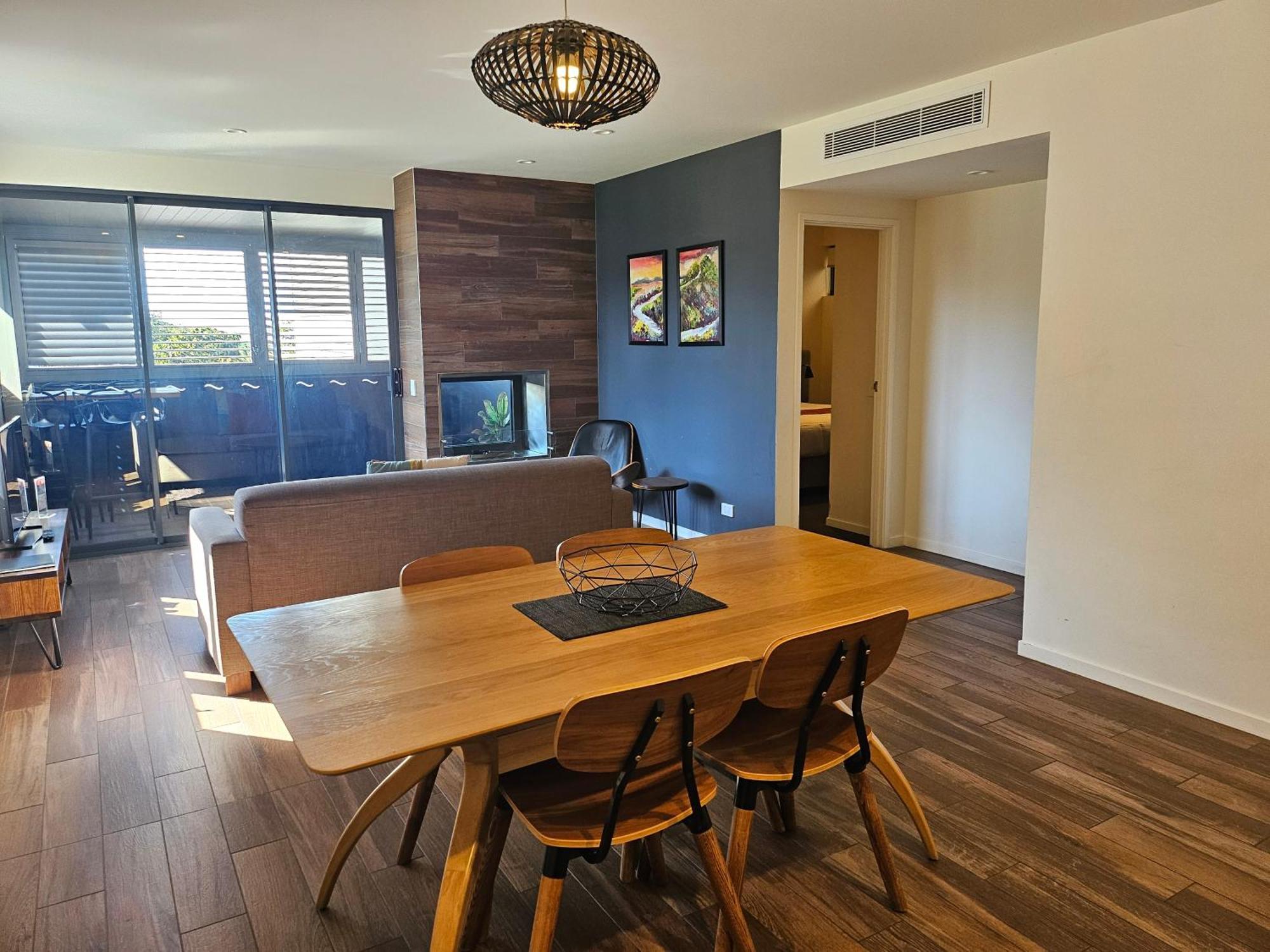 Altitude On Монтвил Екстериор снимка A living room in a typical apartment at the complex