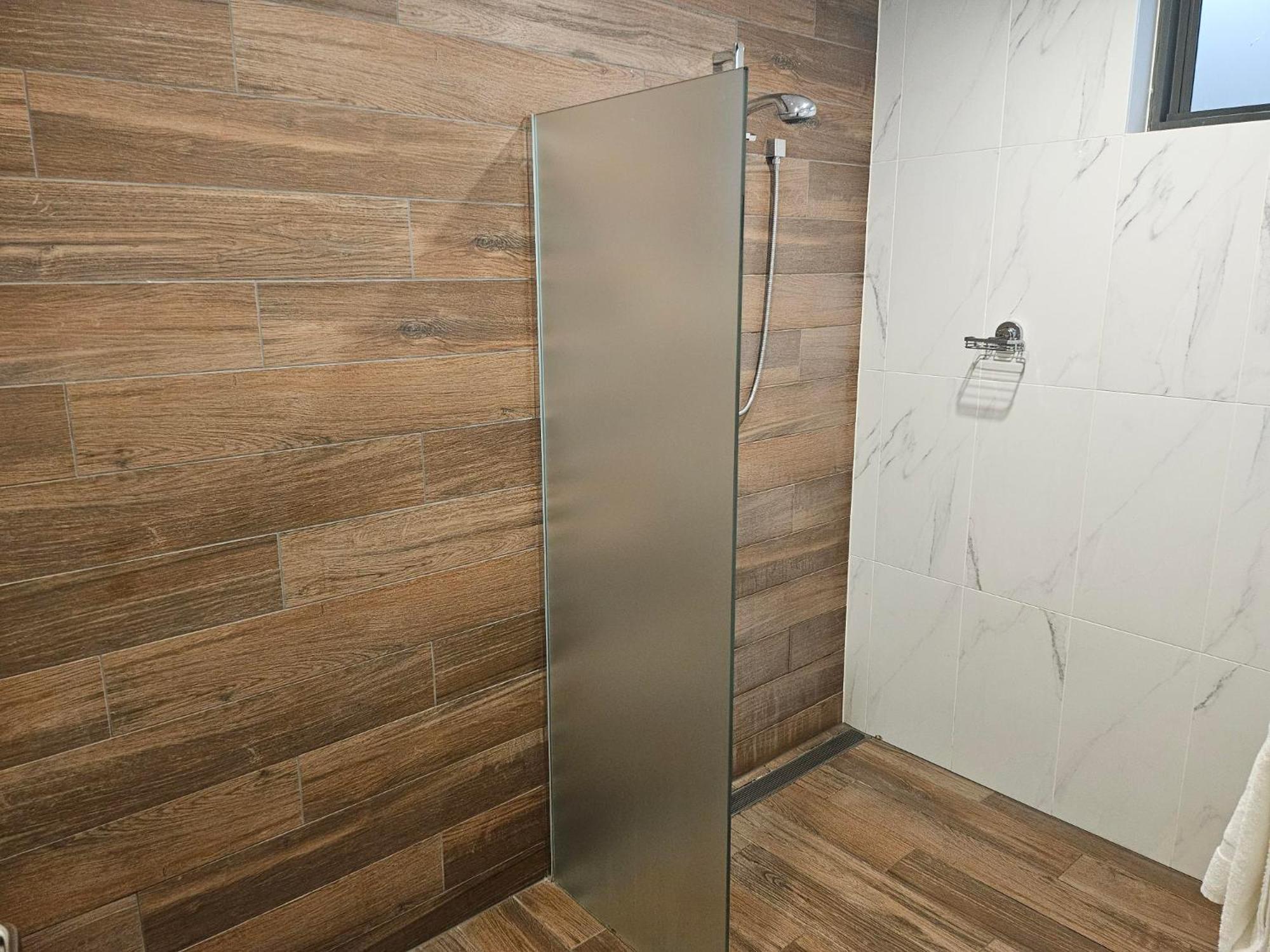 Altitude On Монтвил Екстериор снимка A shower with a fixed shower head