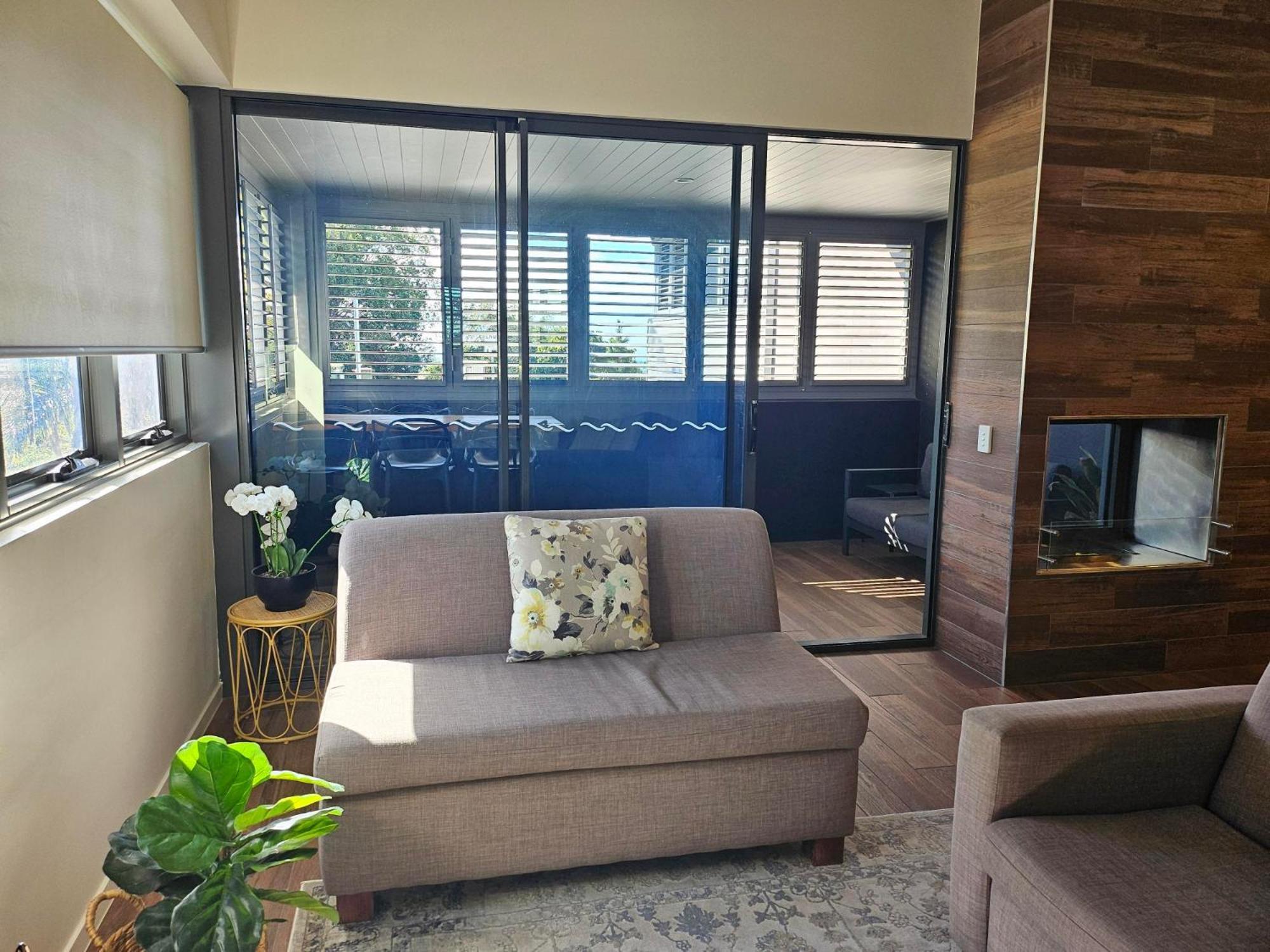 Altitude On Монтвил Стая снимка A living room with a sofa