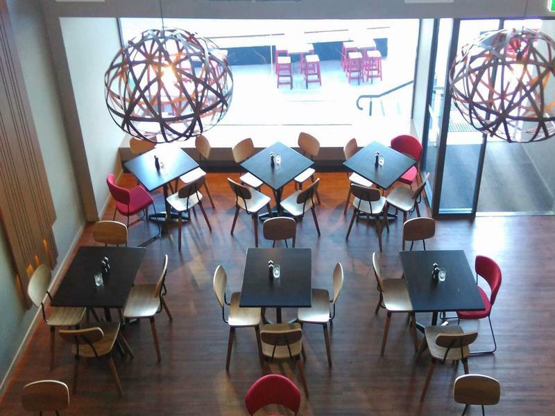 Altitude On Монтвил Екстериор снимка The interior of a typical café