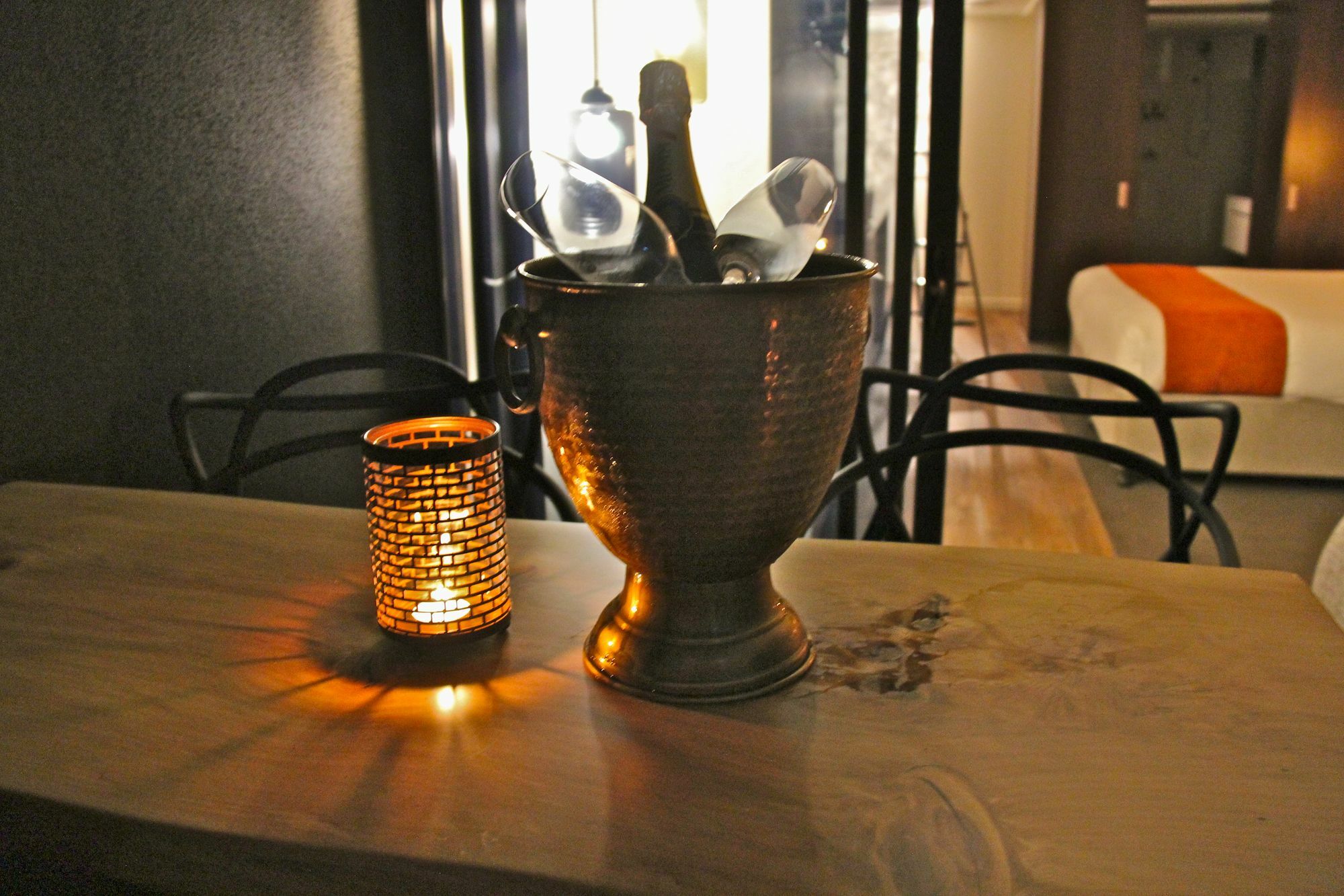 Altitude On Монтвил Екстериор снимка Champagne in a champagne bucket
