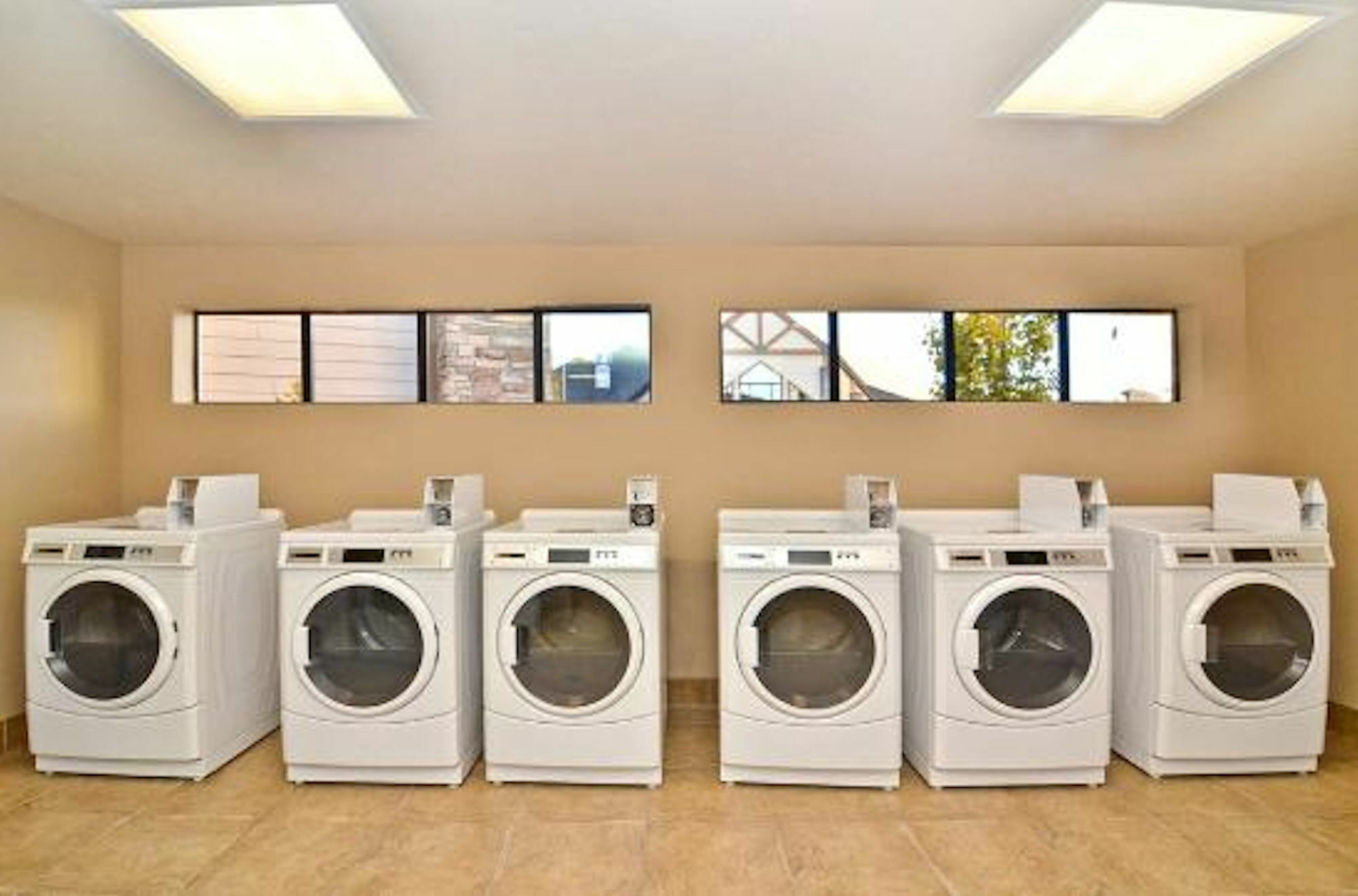 Altitude On Монтвил Екстериор снимка Laundry facilities at the University of Washington